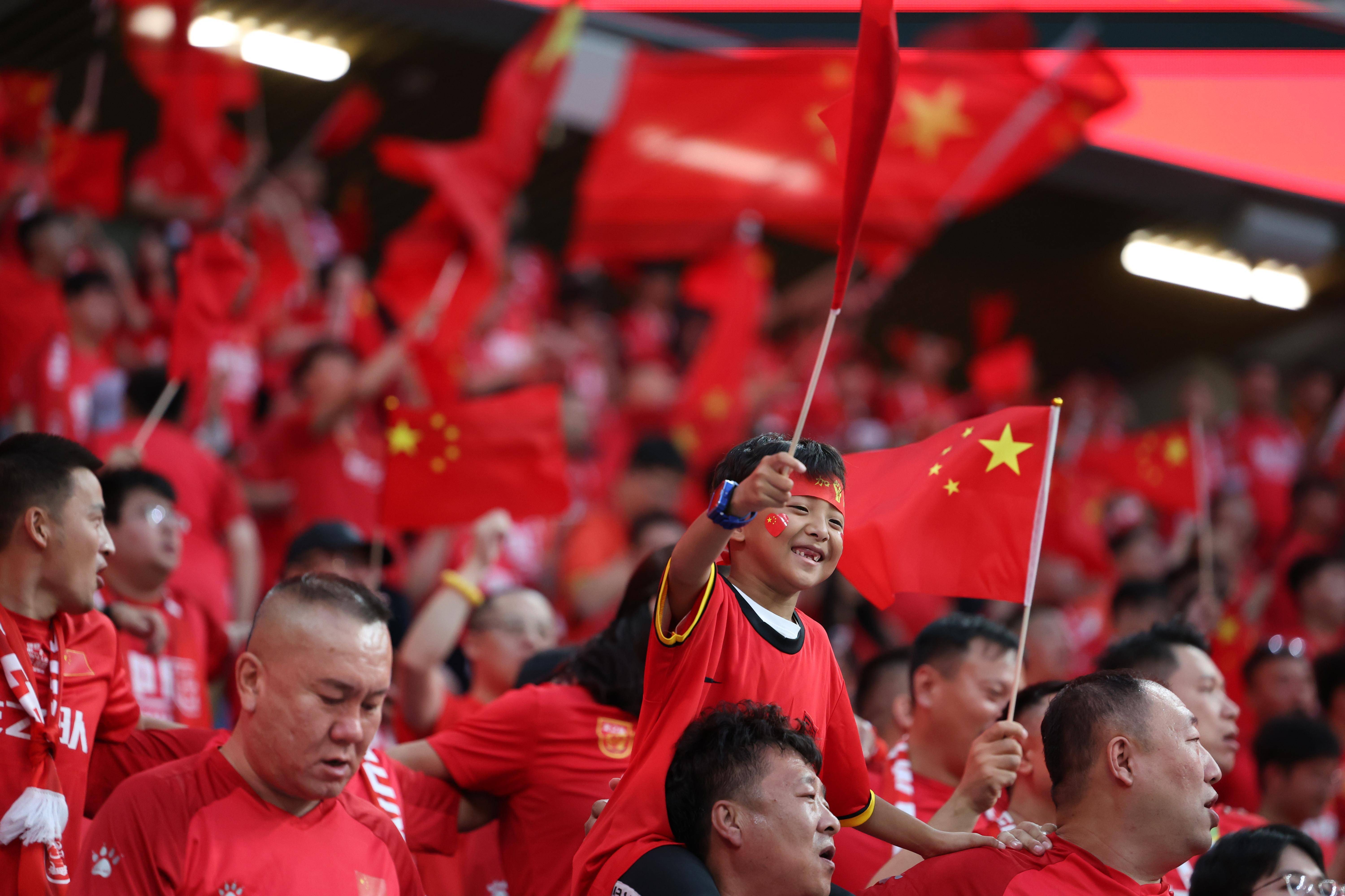 亚洲足球比赛中，中国队表现抢眼
