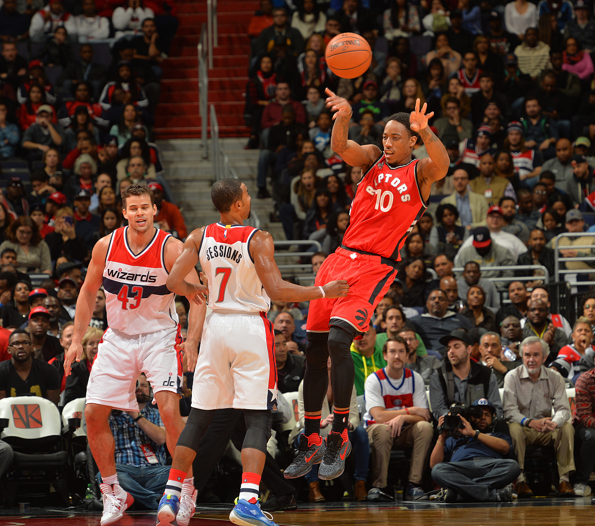 包含看点不断，球员们在赛场上展现出顶级的实力的词条