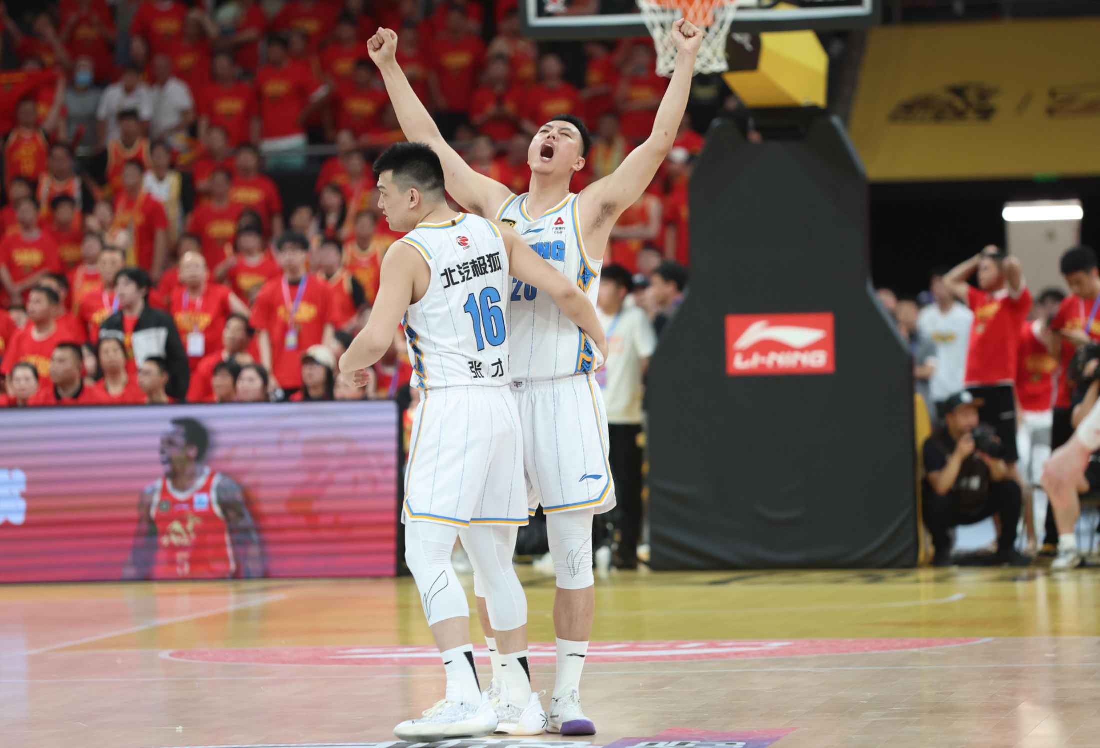 关键时刻球员挺身而出，帮助球队逆转比分